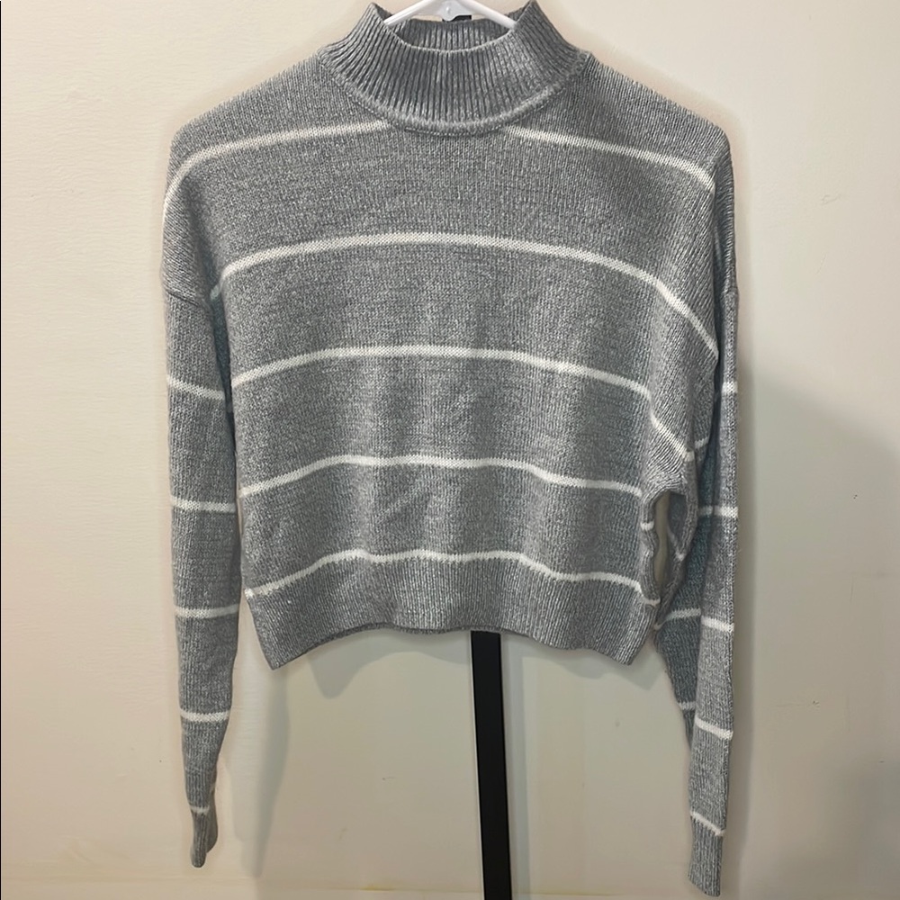 H&M Gray and White Turtleneck Cropped Sweater